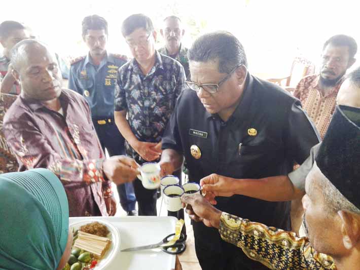 Bupati mehak bersama Ketua KAPP, Wakapolres Fakfak dan tokoh masyarakat